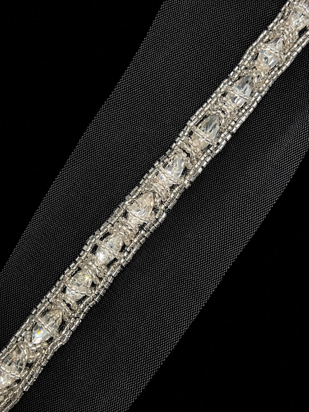 Strasuri de cusut pe tull, , argintiu, aplicatie decorativa cu cristale, model J1 2350\la metru\1,6 cm