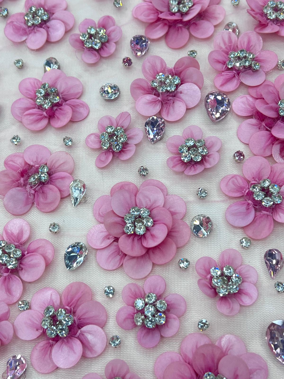 Broderie pe tull cu flori 3D roz inchis si cristale, – K2213, 140 cm/ la metru