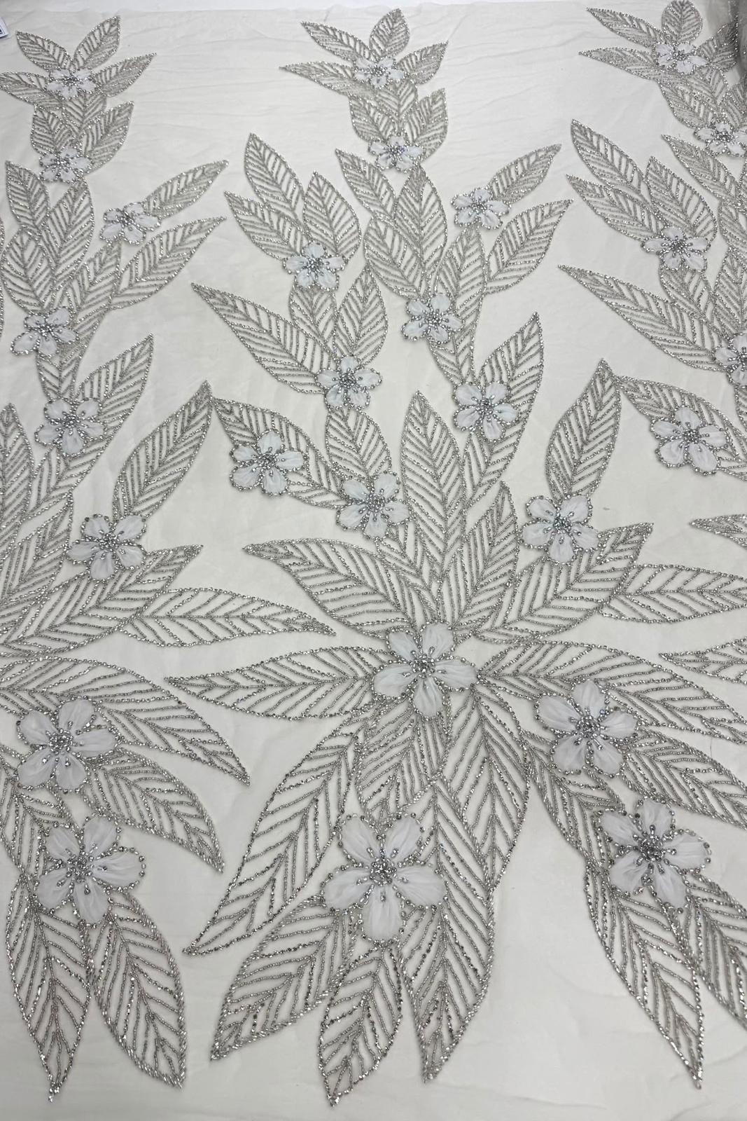 Broderie eleganta pe tull bej cu cristale argintii si flori 3D – Model SJT1246, 140 cm/la metru