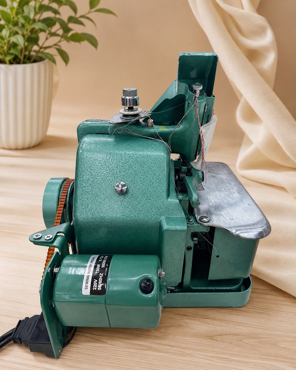 Masina de surfilat Overlock model #1012, semi-industriala, cu 3 fire
