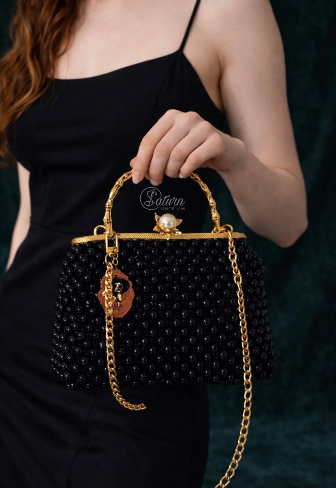Geanta eleganta neagra cu margele si lant auriu – model handmade de ocazie