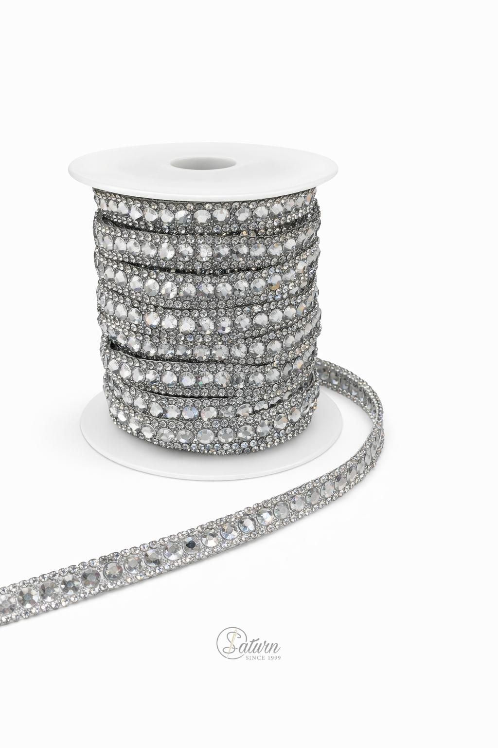 Strasuri autoadezive la metru 1,5 cm – banda decorativa cu cristale pentru haine si accesorii