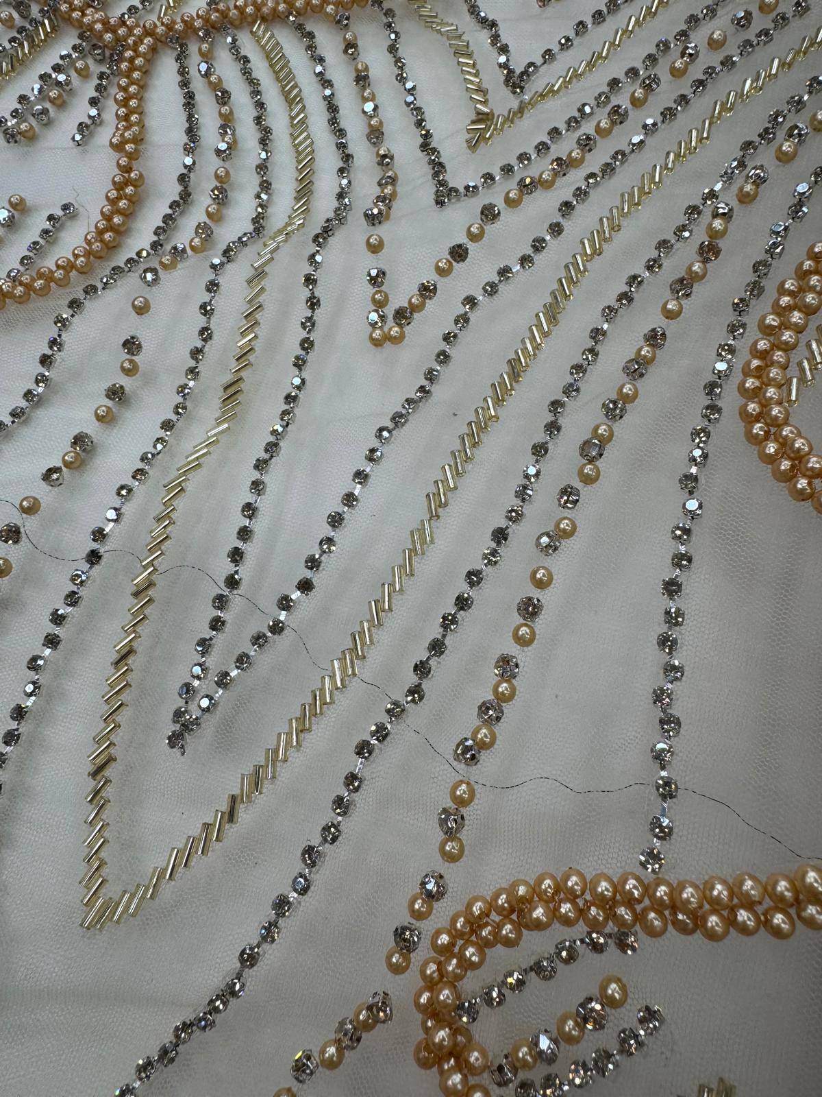 Broderie de lux rosie pe tull alb,rosu sau auriu, cu margele si cristale, 140 cm – model couture SJT1264