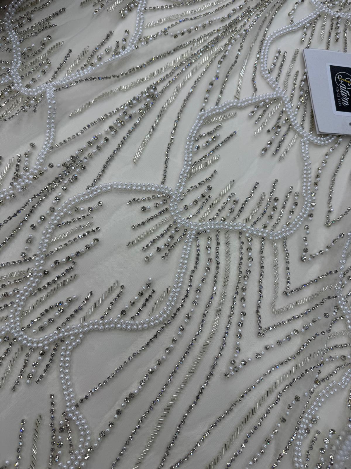 Broderie de lux rosie pe tull alb,rosu sau auriu, cu margele si cristale, 140 cm – model couture SJT1264