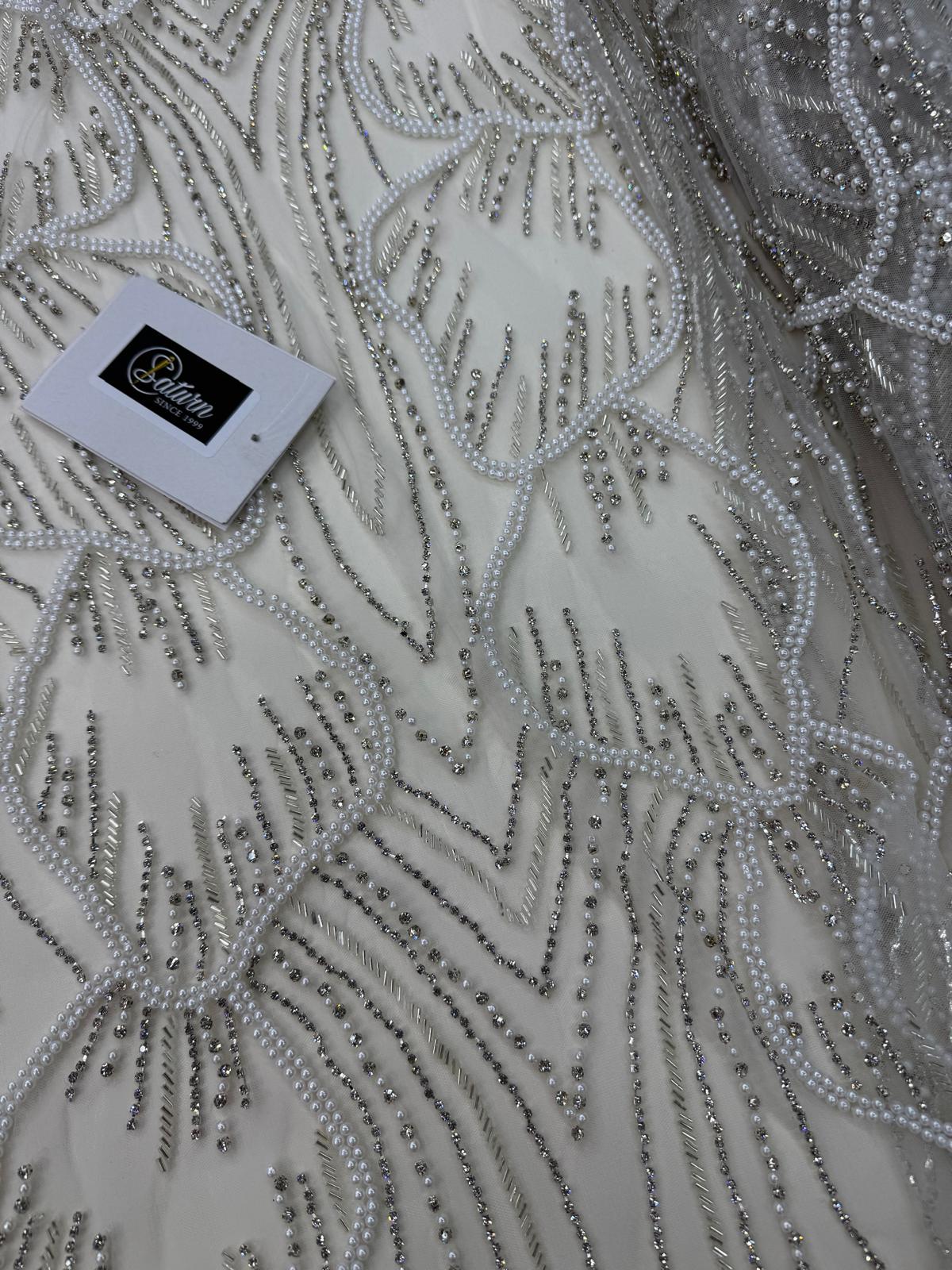 Broderie de lux rosie pe tull alb,rosu sau auriu, cu margele si cristale, 140 cm – model couture SJT1264