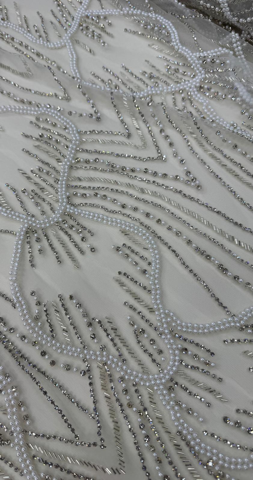 Broderie de lux rosie pe tull alb,rosu sau auriu, cu margele si cristale, 140 cm – model couture SJT1264