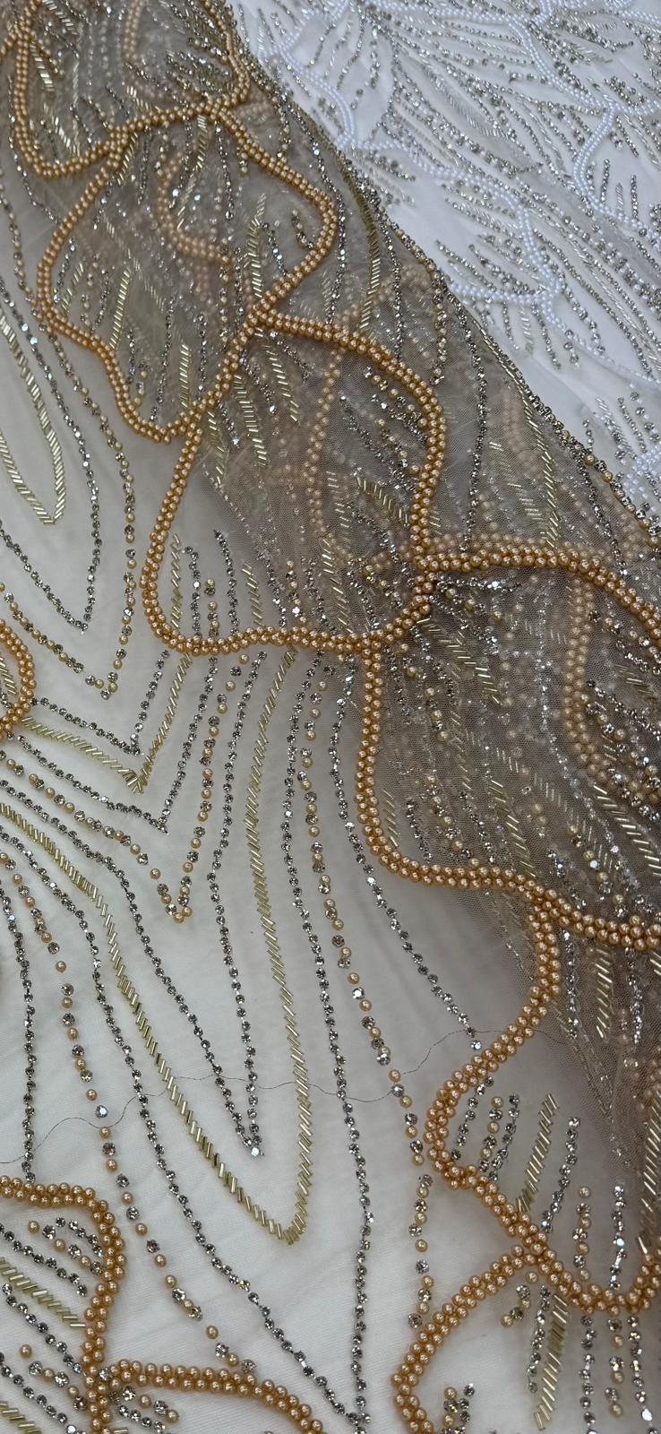 Broderie de lux rosie pe tull alb,rosu sau auriu, cu margele si cristale, 140 cm – model couture SJT1264