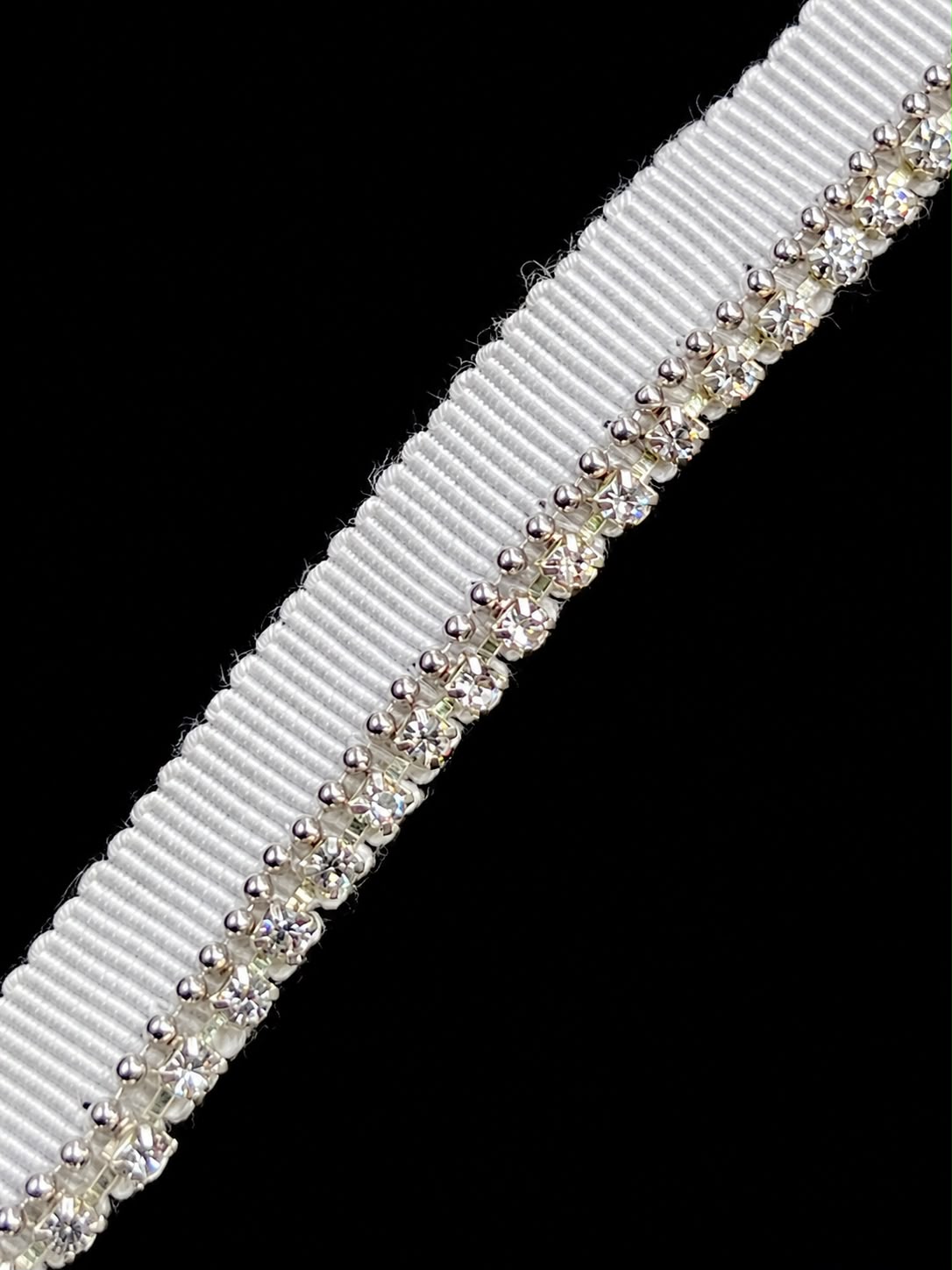 Banda decorativa neagra cu strasuri argintii, aplicatie eleganta pentru rochii, corsete si accesorii , la metru\ dimensiune piatra 0,2 cm