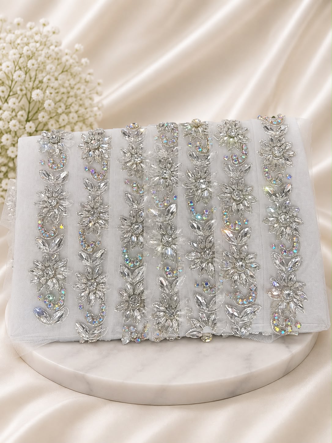 Strasuri de cusut pe tull argintii,  – aplicatie decorativa cu flori si cristale model GO 1237\la metru\3,3 cm