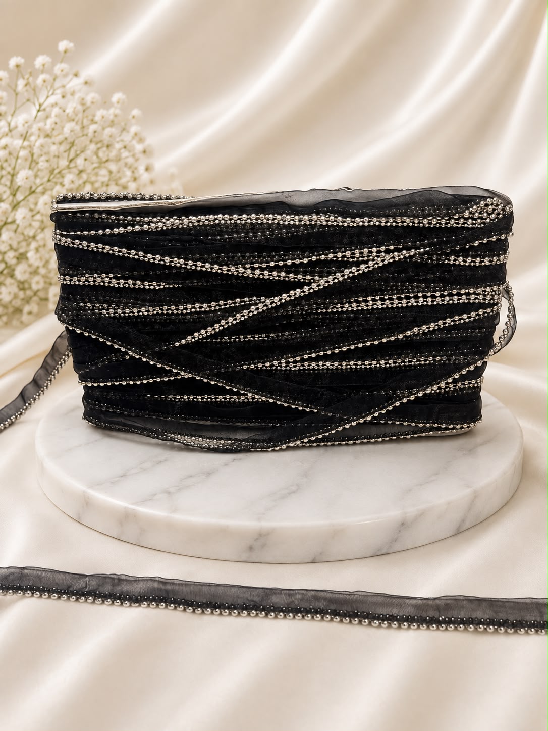 Banda Decorativa Neagra cu Margele Metalice Argintii – Banda Eleganta pentru Rochii si Accesorii la metru\ dimensiune piatra 0,4cm