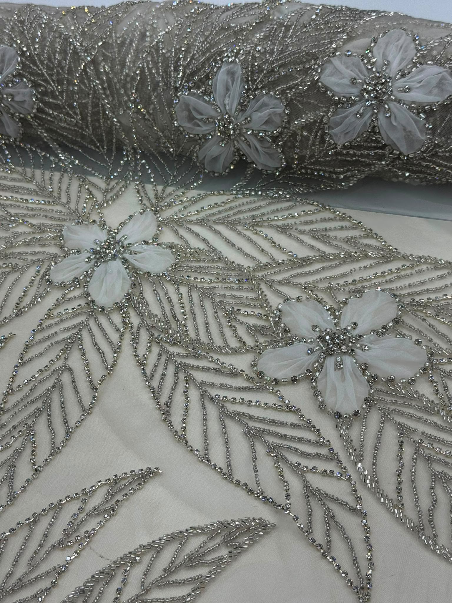 Broderie eleganta pe tull bej cu cristale argintii si flori 3D – Model SJT1246, 140 cm/la metru