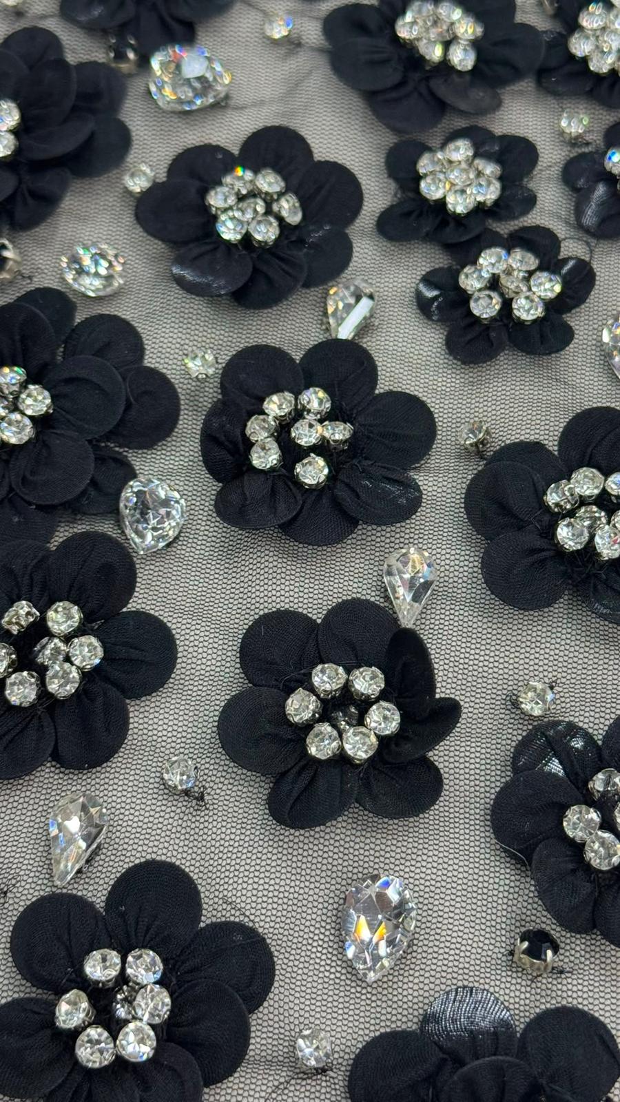 Broderie cu flori 3D si cristale – Negru – Model K2213 140 cm/ la metru