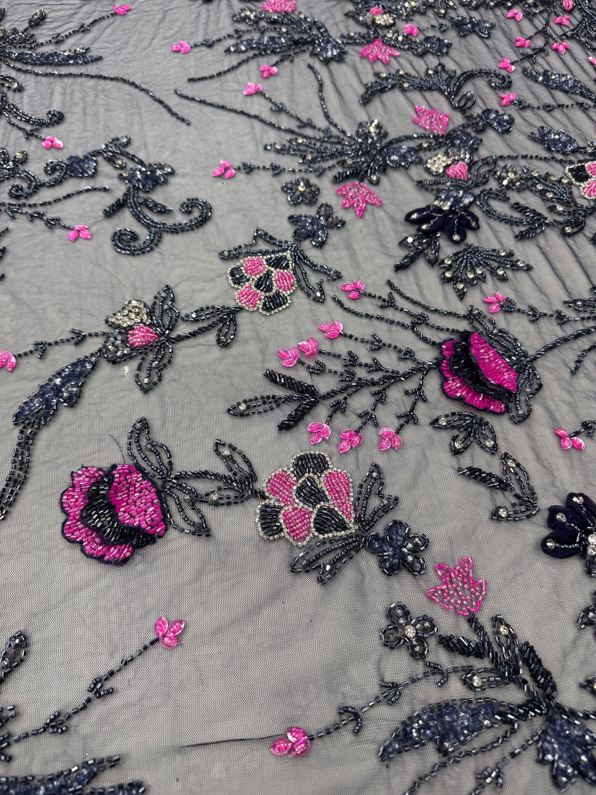 Broderie Florala 3D pe Tul cu Paiete si Margele Negre-Roz – 140 cm K2089