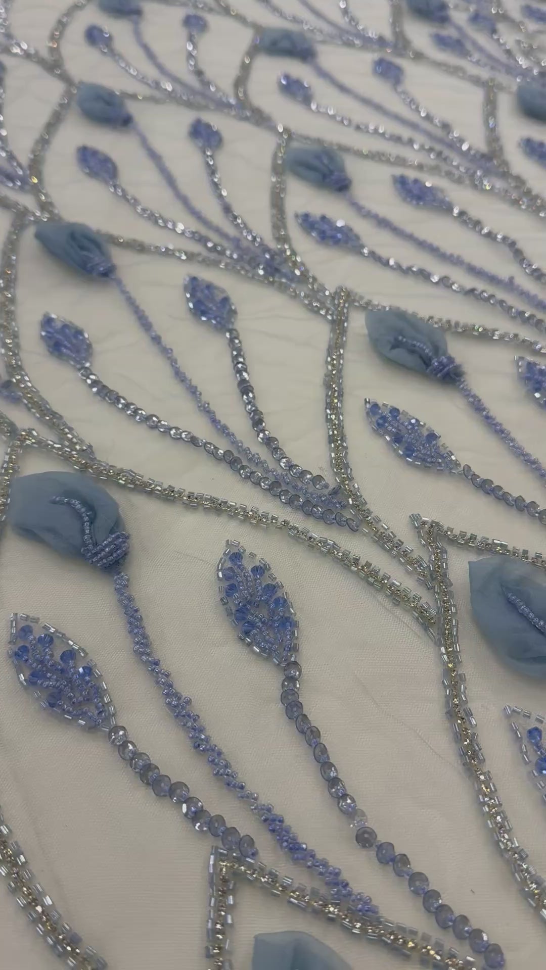 Încărcați videoclipul: Broderie Bleu cu Aplicatii Florale 3D si Margele Couture 140cm/la metru  K2107