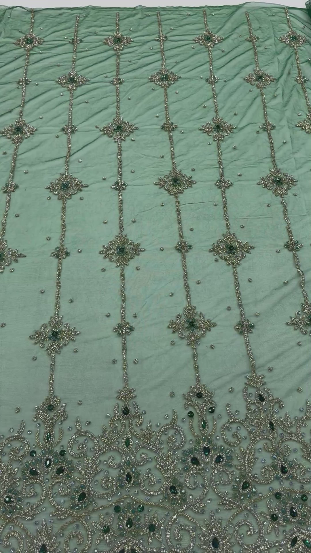 Încărcați videoclipul: Broderie pe Tul verde cu Cristale – Material pentru Rochii de Ocazie, 140 cm/la metru J1 3380