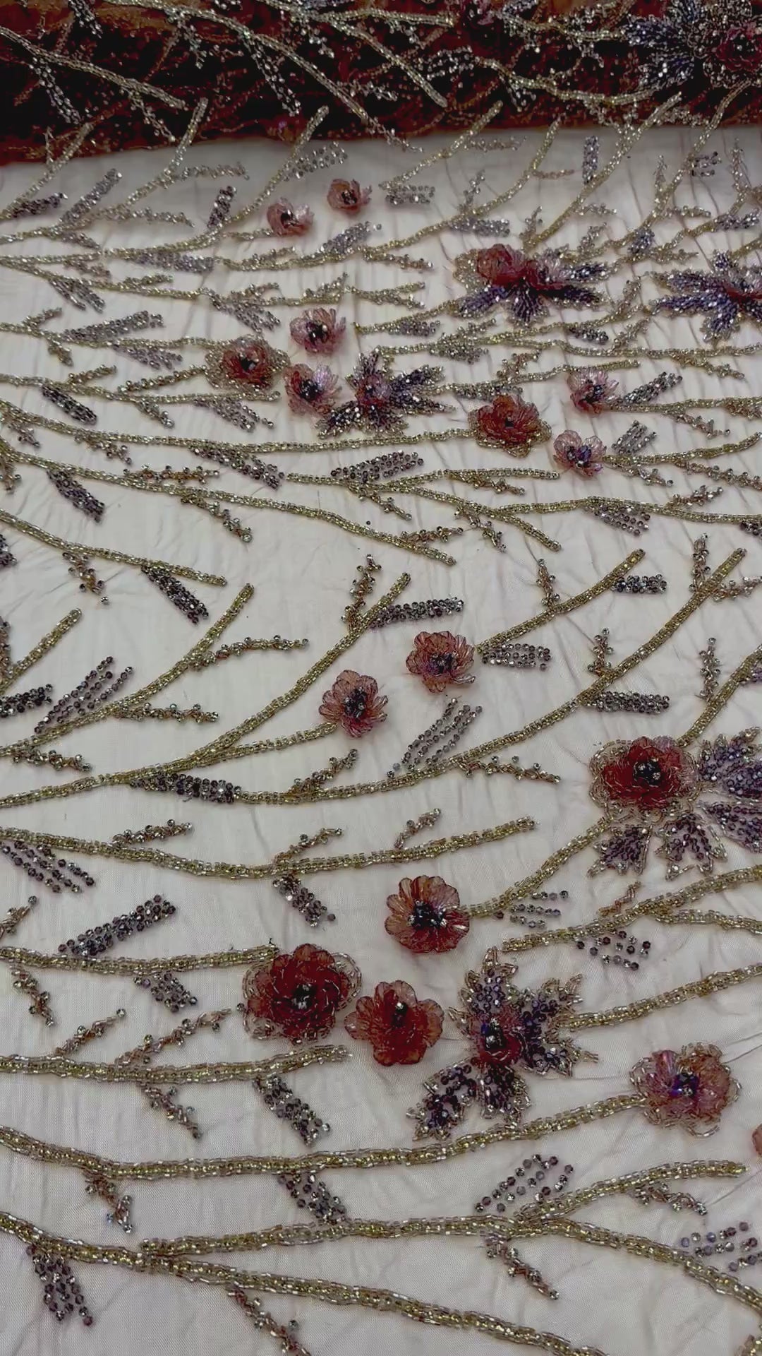 Încărcați videoclipul: Broderie pe tul maro Model J1 3447, latime 140 cm, cu flori 3D, margele si cristale premium