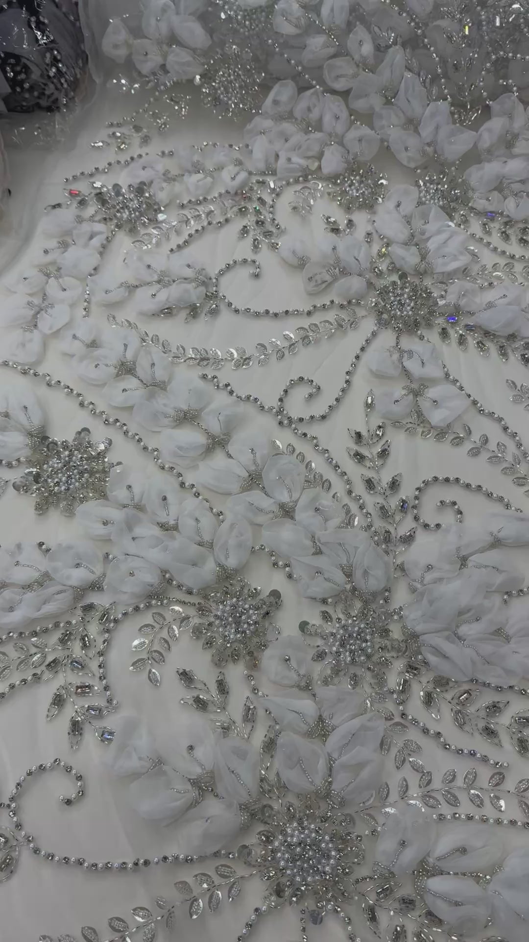 Încărcați videoclipul: Broderie Ivory 3D cu Flori Organza si Cristale pe Tul Premium 140cm/la metru AI555