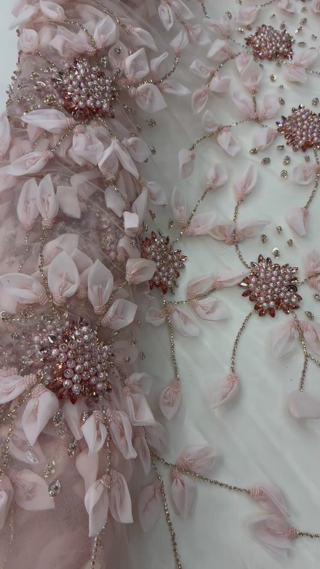 Încărcați videoclipul: Broderie 3D premium pe tul Model SJT 1362, 140 cm, cu flori textile, perle și cristale