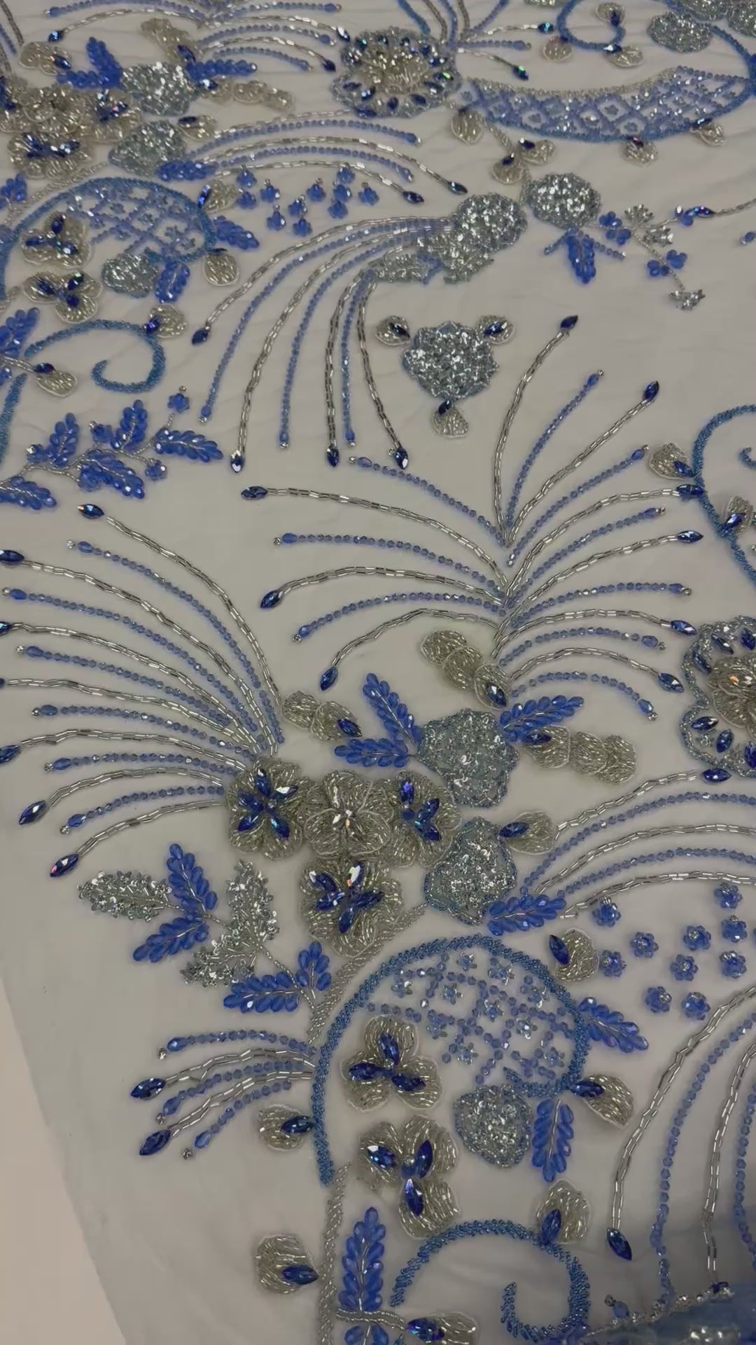 Încărcați videoclipul: Broderie Luxury pe tul ivoire Model J1 3373, 140 cm, cu aplicatii florale albastre si cristale/la metru