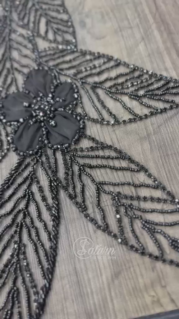 Încărcați videoclipul: Broderie eleganta de lux la metru cu pietre si margele negre pe tulle nude SJT1246