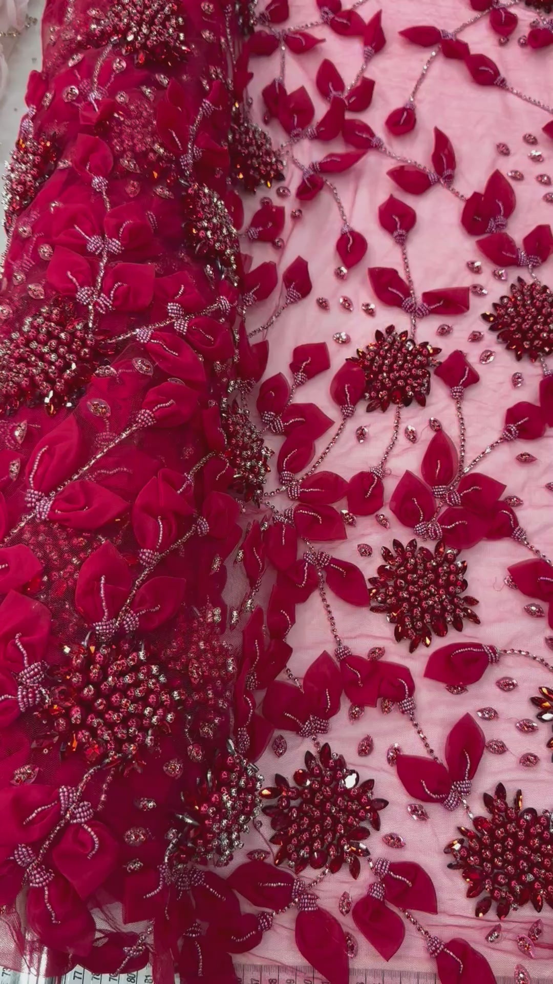 Încărcați videoclipul: Broderie 3D premium pe tul Model SJT 1362, 140 cm, cu flori textile, perle și cristale