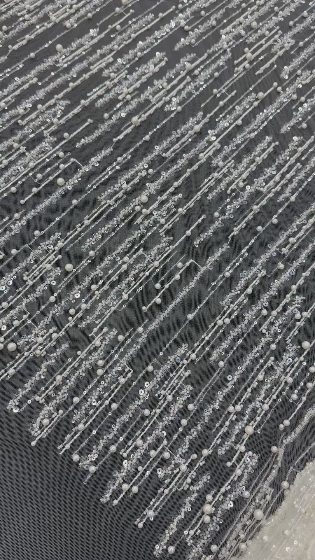 Încărcați videoclipul: Broderie cu paiete si perle pe tul 140 cm latime - material premium pentru rochii de seara si mireasa