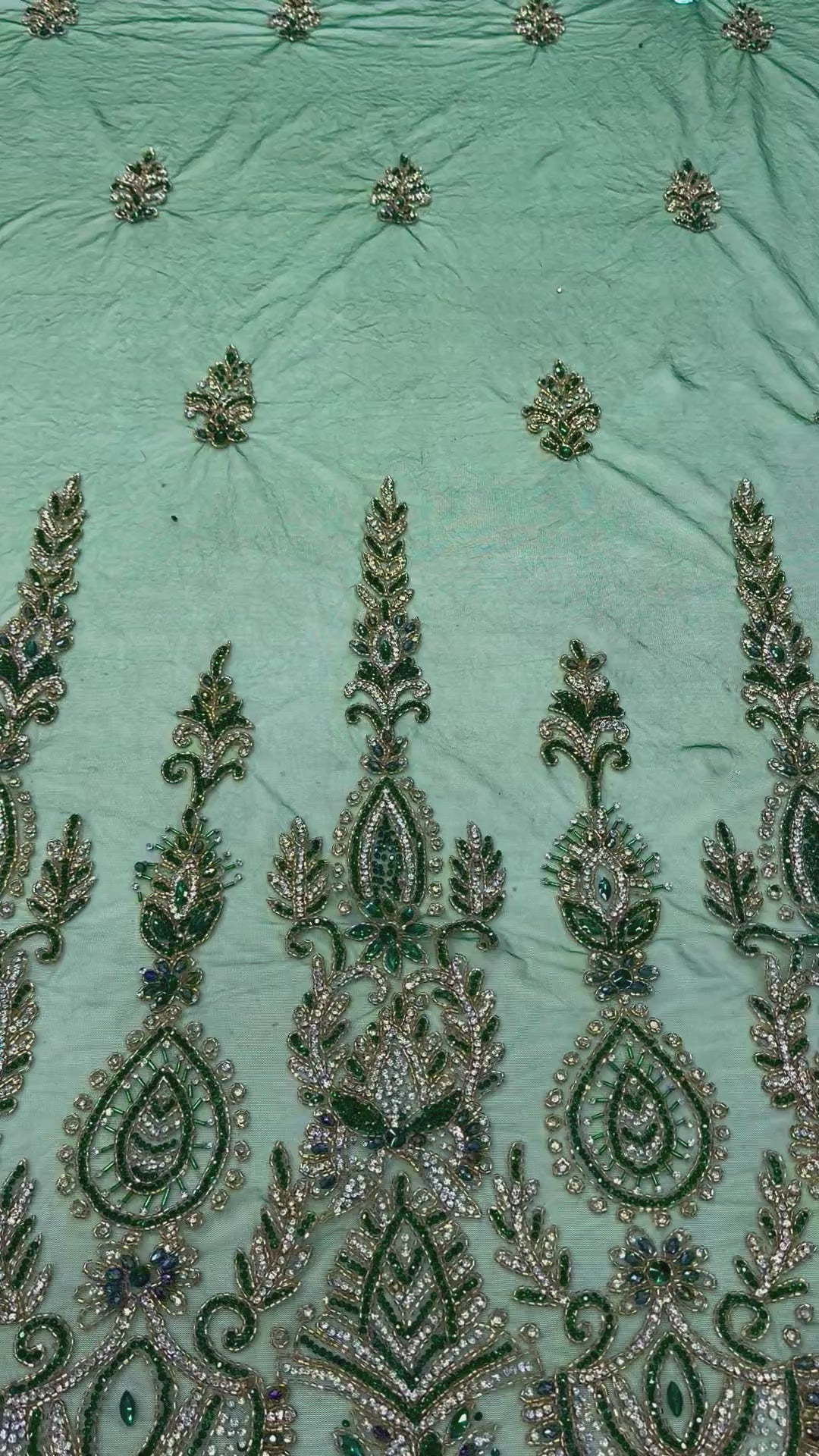 Încărcați videoclipul: Broderie Premium pe Tull Verde Mentolat cu Cristale si Margele – 140 cm\la Metru , Model J1 3285