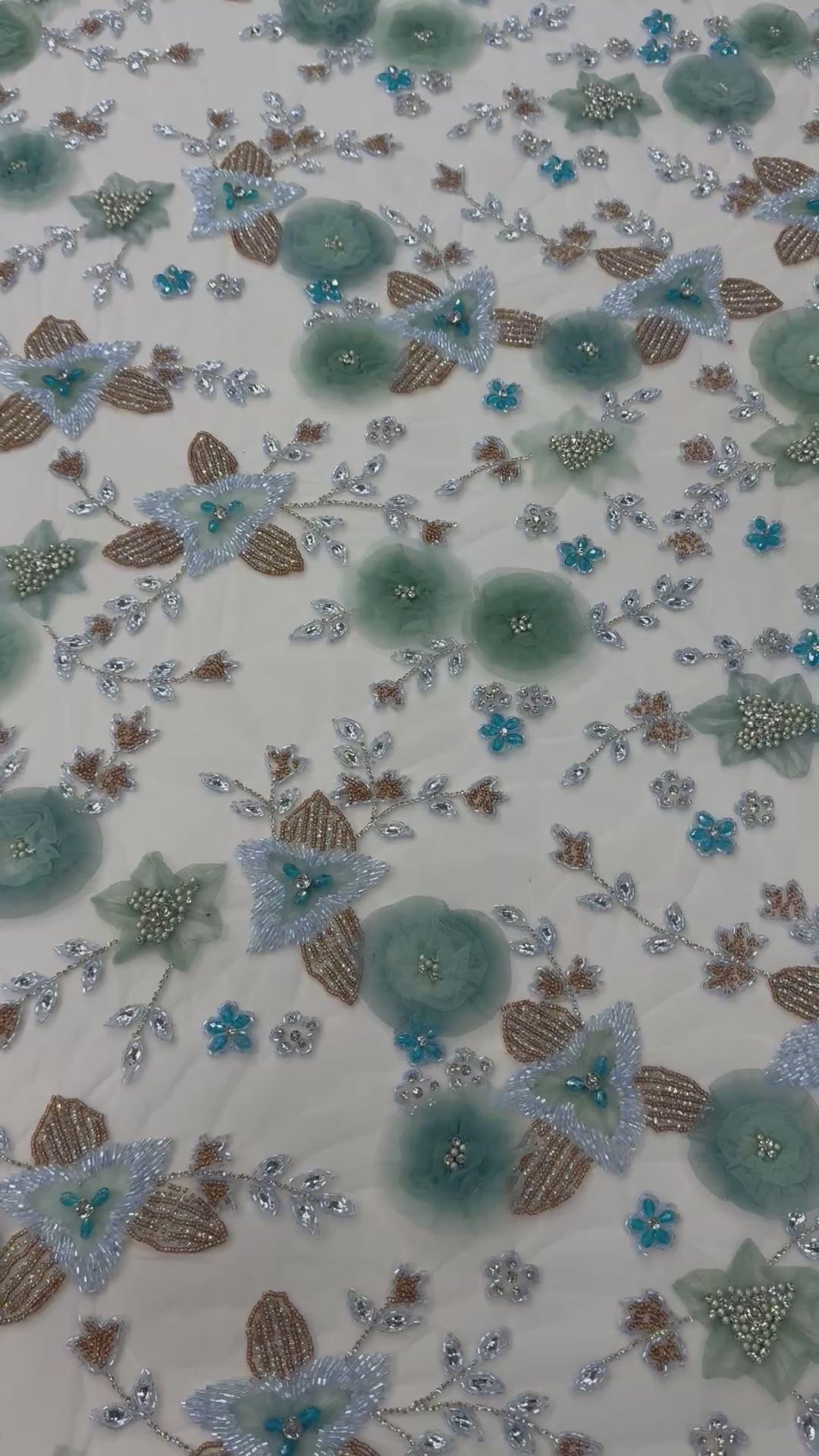 Încărcați videoclipul: Broderie Florala 3D pe Tul cu Aplicatii si Margele Luxury 140cm/K2036