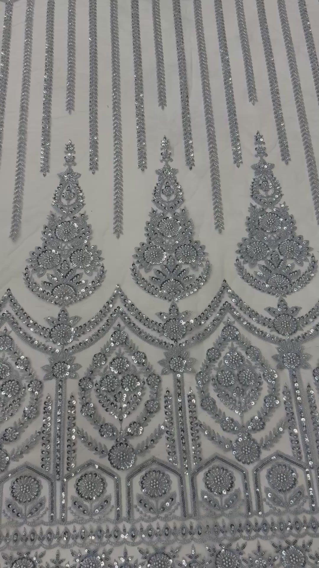 Încărcați videoclipul: Broderie cu paiete pe tul 140 cm latime - material premium pentru rochii de seara si ocazie