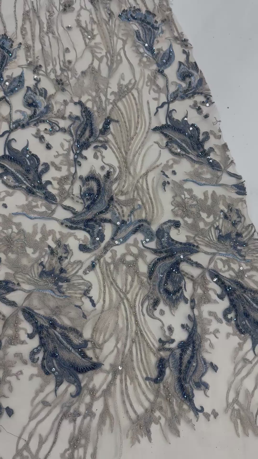 Încărcați videoclipul: Broderie florala albastru-gri cu paiete pe tul 140 cm latime - material premium pentru rochii de seara