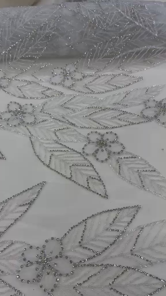 Încărcați videoclipul: Broderie pe tull cu flori 3D, perle si margele 140 cm/se vinde la metru SJT1246