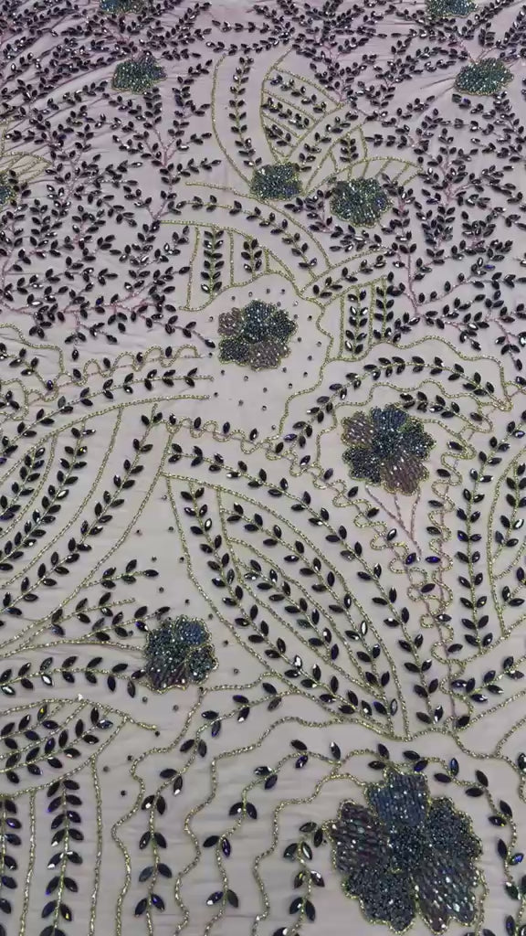 Încărcați videoclipul: Broderie Luxury pe tul burgundy cu margele, cristale si aplicatii florale – Model J1 3423 140 cm/la metru