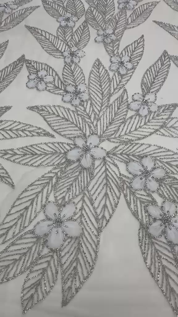 Încărcați videoclipul: Broderie eleganta pe tull bej cu cristale argintii si flori 3D – Model SJT1246, 140 cm/la metru