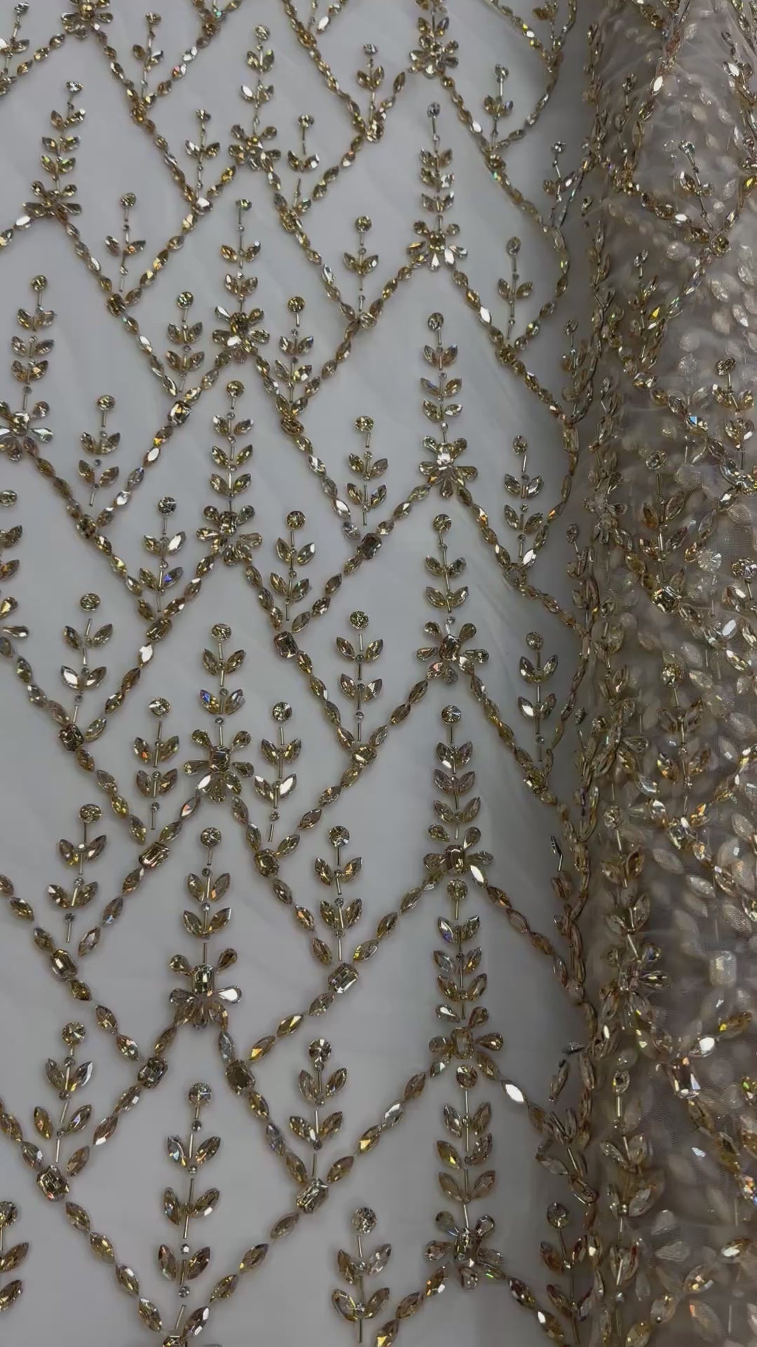 Încărcați videoclipul: Broderie Luxury 3D pe tul nude Model A 770, 140 cm, cu cristale aurii champagne si aplicatii florale/la metru