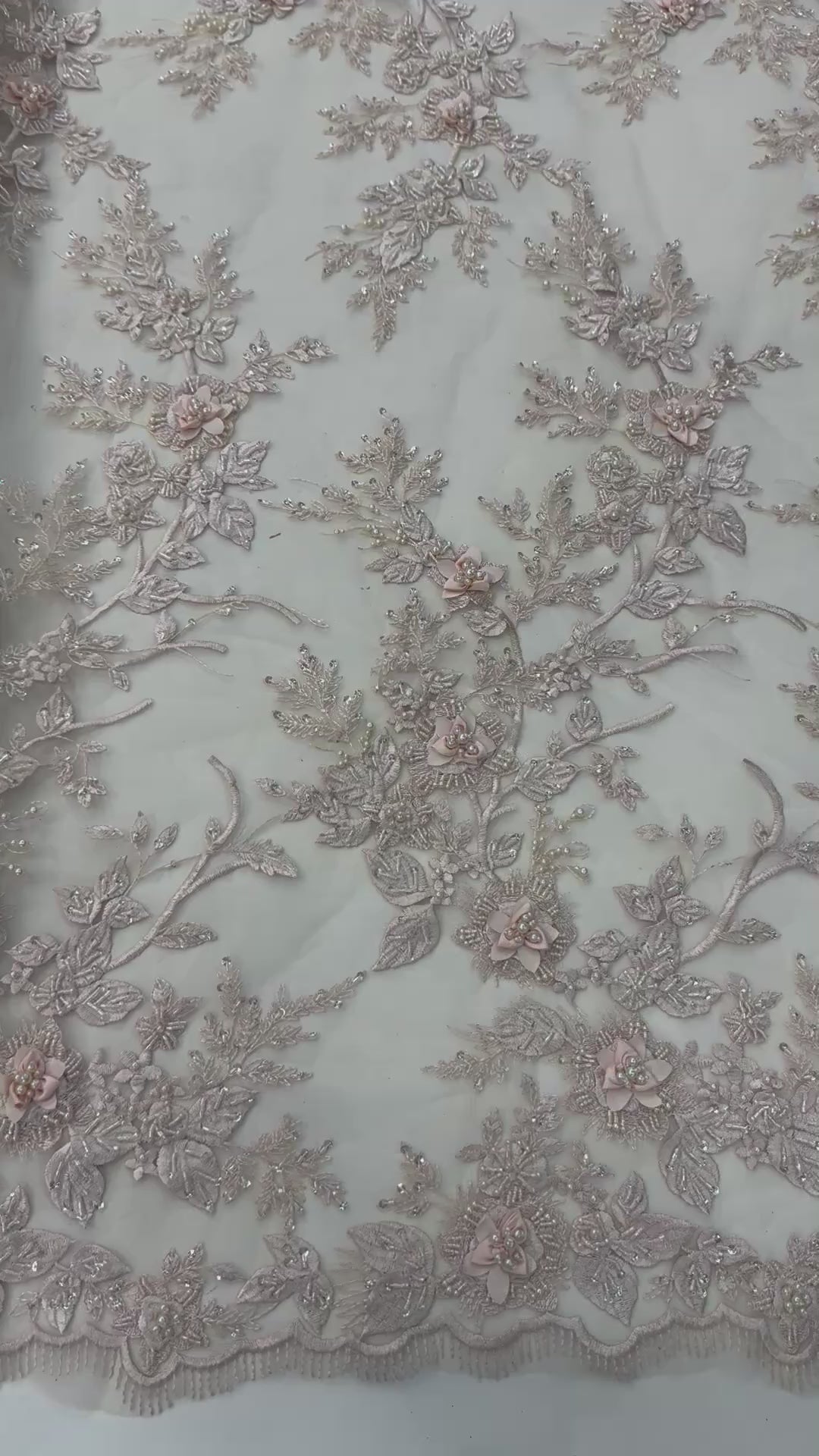 Încărcați videoclipul: Broderie 3D florala cu perle si margele pe tul 140 cm latime - material premium pentru rochii de mireasa