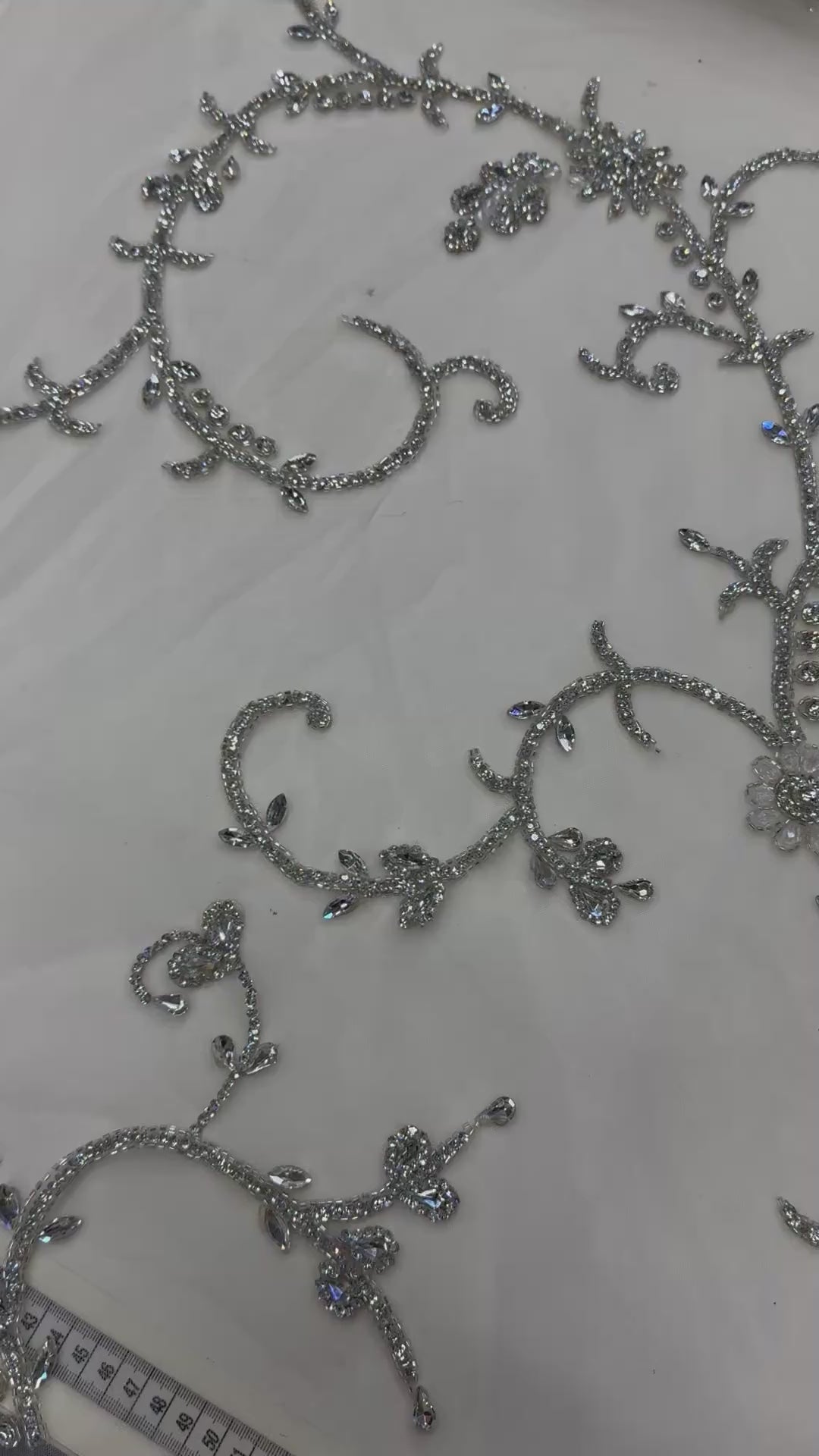 Încărcați videoclipul: Broderie premium pe tull cu cristale, perle și margele 140cm/la metru J1 3381