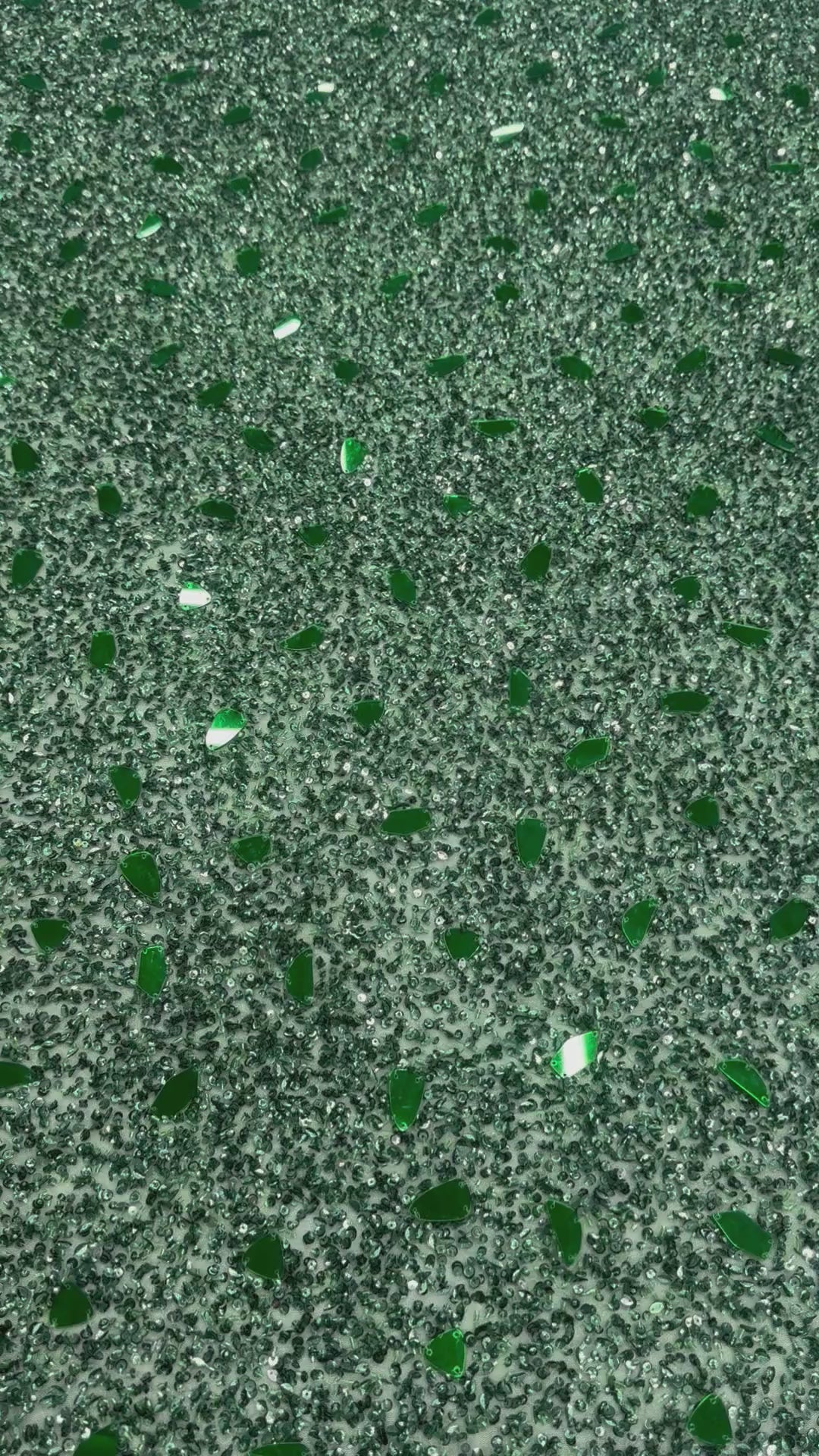 Încărcați videoclipul: Broderie stralucitoare verde cu paiete pentru rochii spectaculoase Model STR100 – 140 cm/la metru