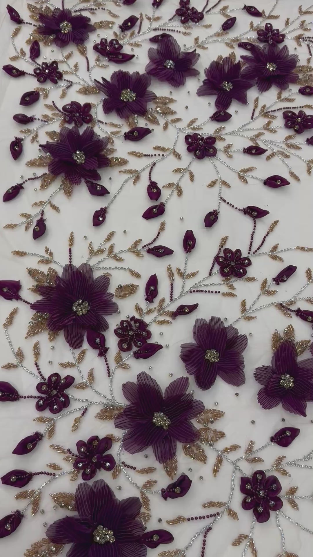 Încărcați videoclipul: Broderie pe tul bej cu mov Model J1 3388, latime 140 cm, cu flori 3D, margele si cristale premium