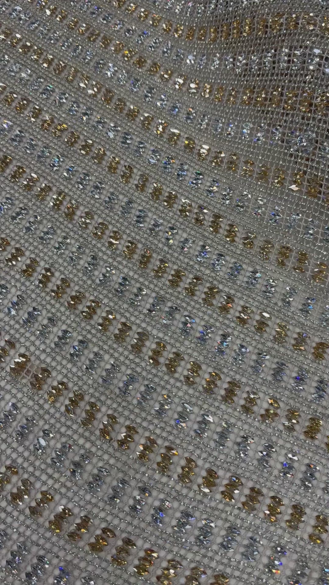 Încărcați videoclipul: Broderie Luxury cu cristale si paiete aurii si argintii pe plasa – 140 cm/la metru, Model FL354