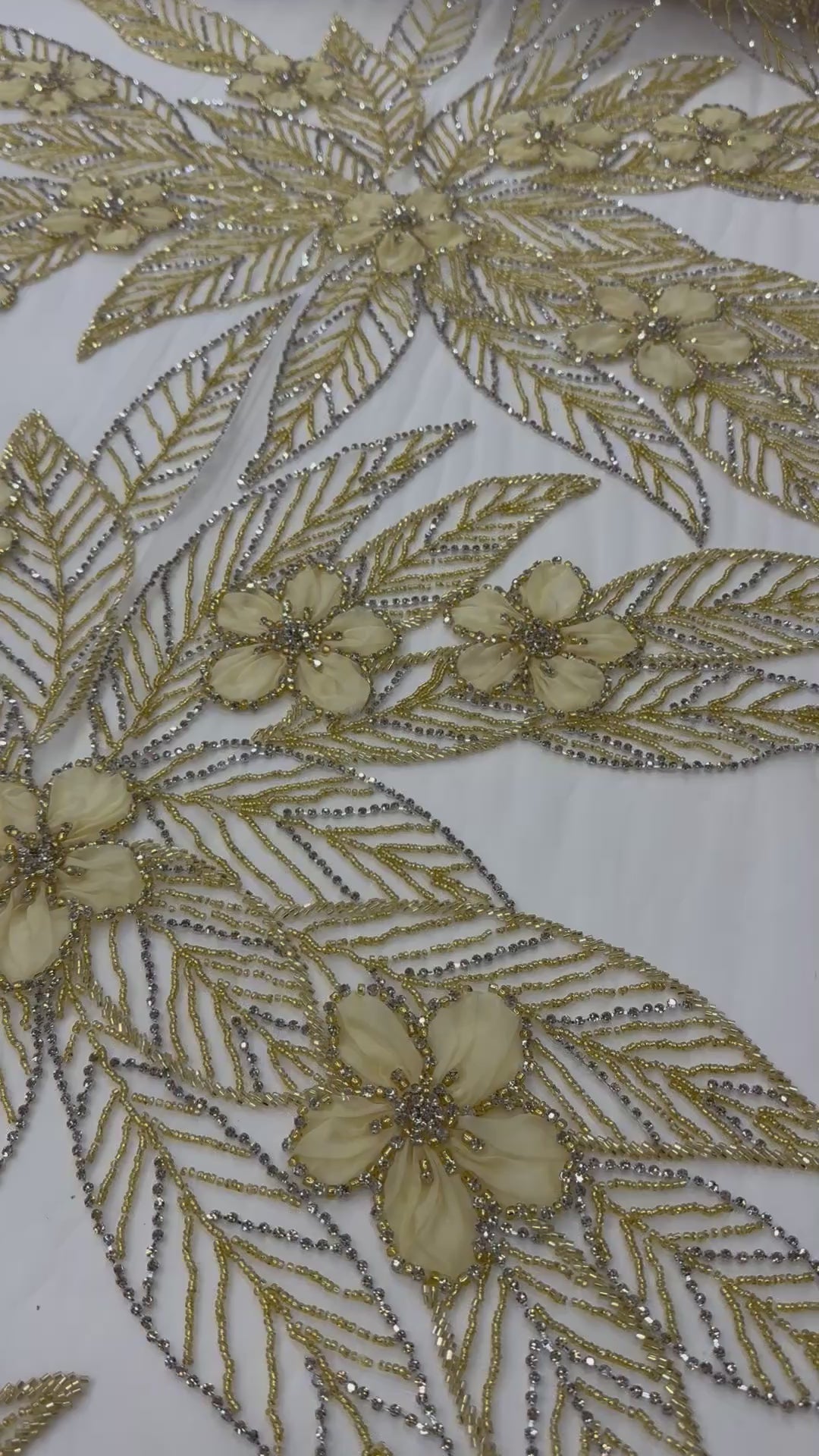 Încărcați videoclipul: Broderie Aurie cu Flori 3D si Margele Elegante pe Tul Fin 140cm/la metru SJT1246