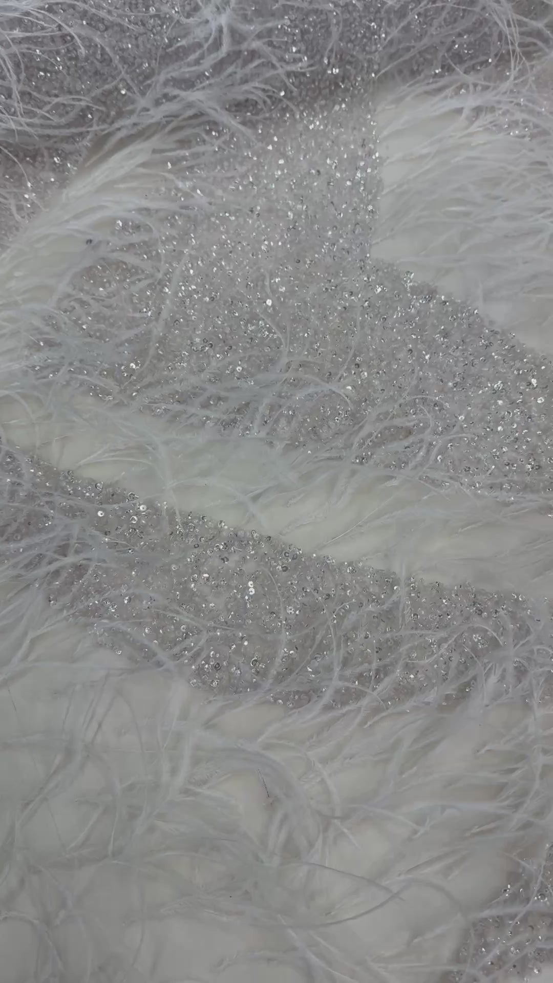 Încărcați videoclipul: Broderie cu paiete si pene pe tul 140 cm latime - material premium pentru rochii de seara si mireasa