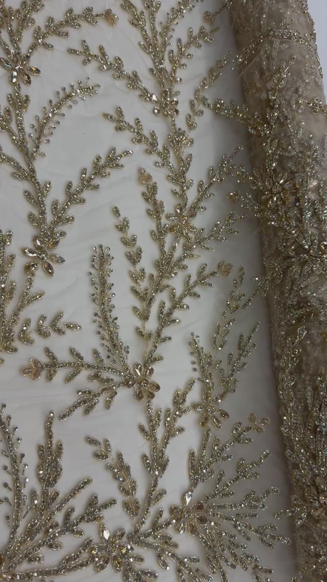 Încărcați videoclipul: Broderie premium pe tul nude Model AI 642, 140 cm, cu cristale aurii si margele – Design Floral Luxury Couture