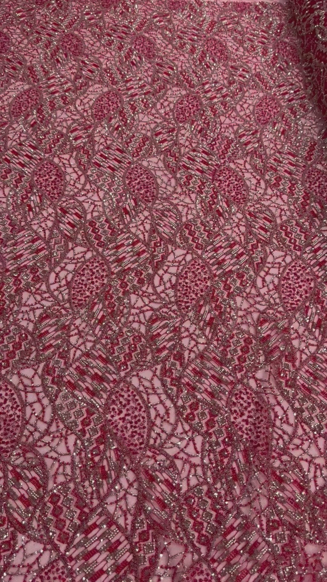 Încărcați videoclipul: Broderie luxoasa Art Deco rosu rubin cu margele si paiete – material premium pentru rochii de gala