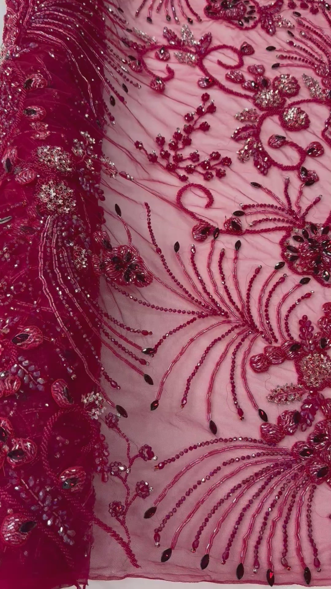 Încărcați videoclipul: Broderie premium pe tul roșu bordo Model JI 3373, 140 cm, cu cristale si margele – Design Luxury Couture