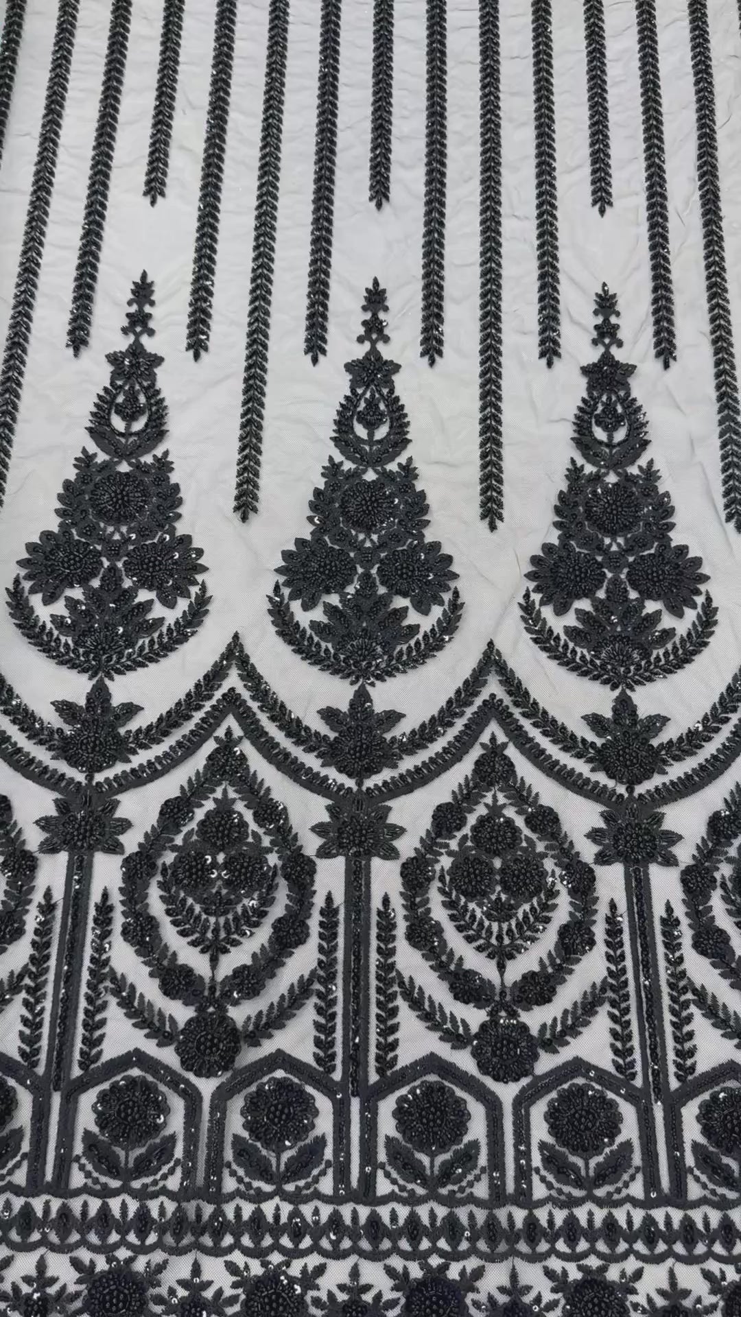 Încărcați videoclipul: Broderie cu paiete pe tul 140 cm latime - material premium pentru rochii de seara si ocazie