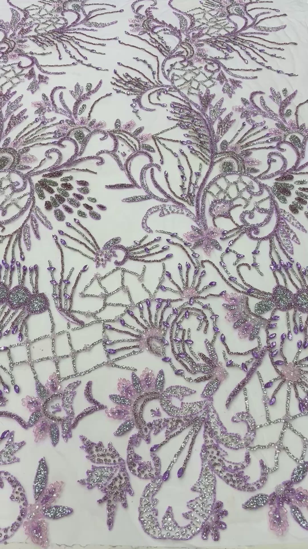 Încărcați videoclipul: Broderie premium pe tull cu cristale si margele, design floral elegant, 140 cm\la Metru – Model JI 13444