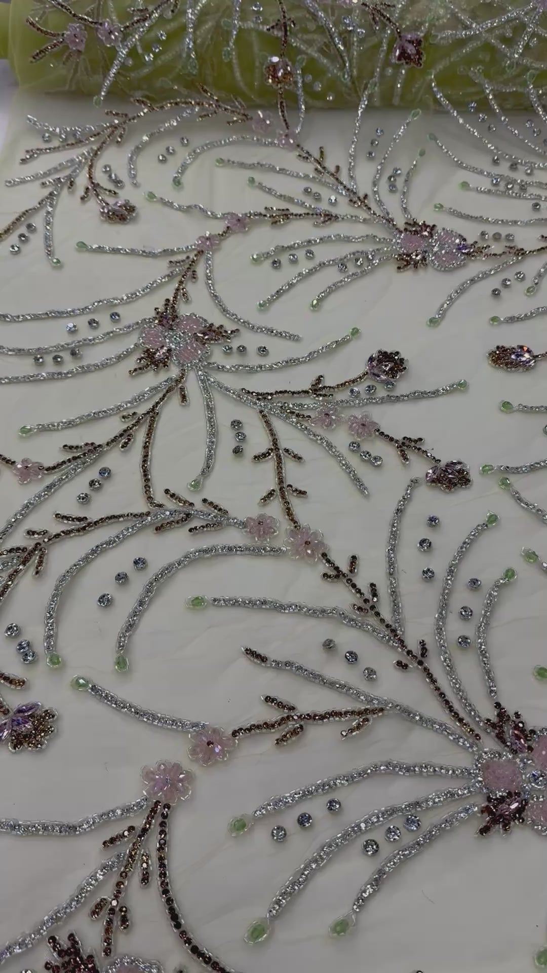 Încărcați videoclipul: Broderie pe tul verde pastel Model P56743, latime 140 cm, cu cristale, margele si flori 3D premium.