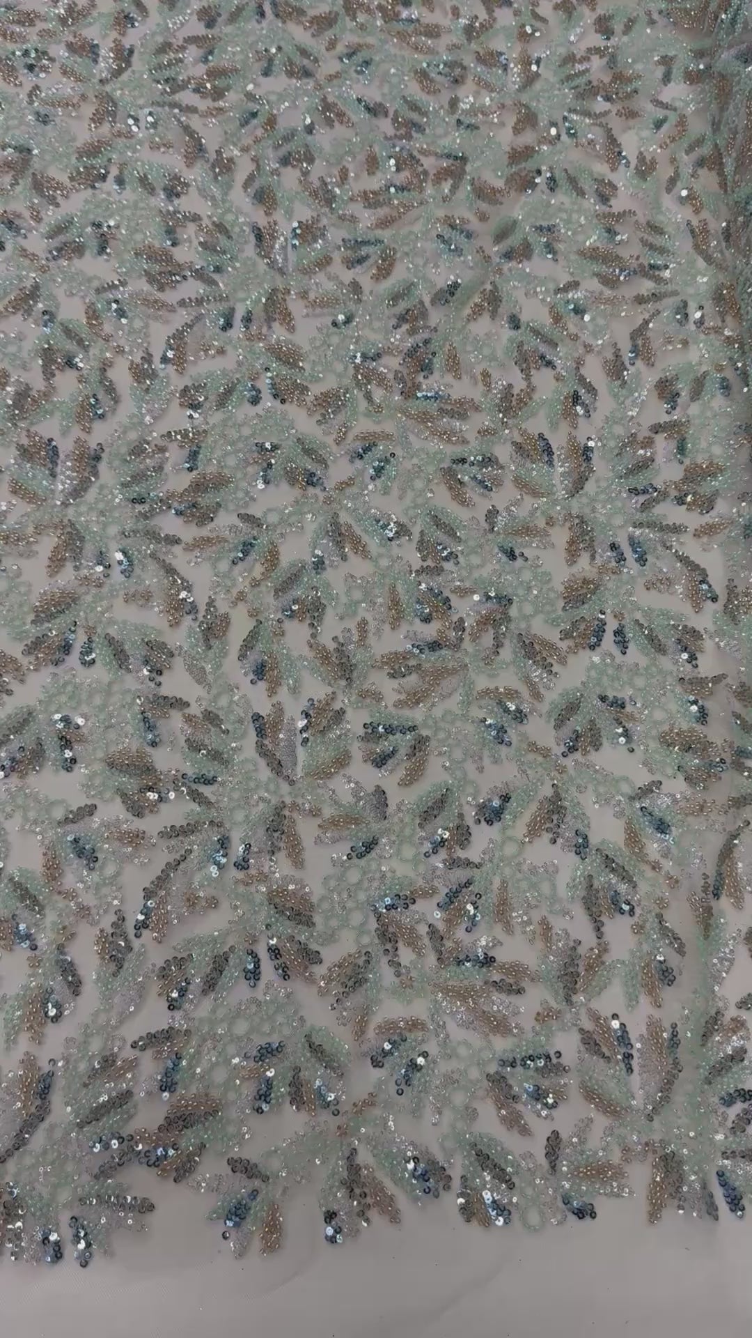 Încărcați videoclipul: Broderie cu margele si paiete multicolore pe tul 140 cm latime - material premium pentru rochii de seara si gala