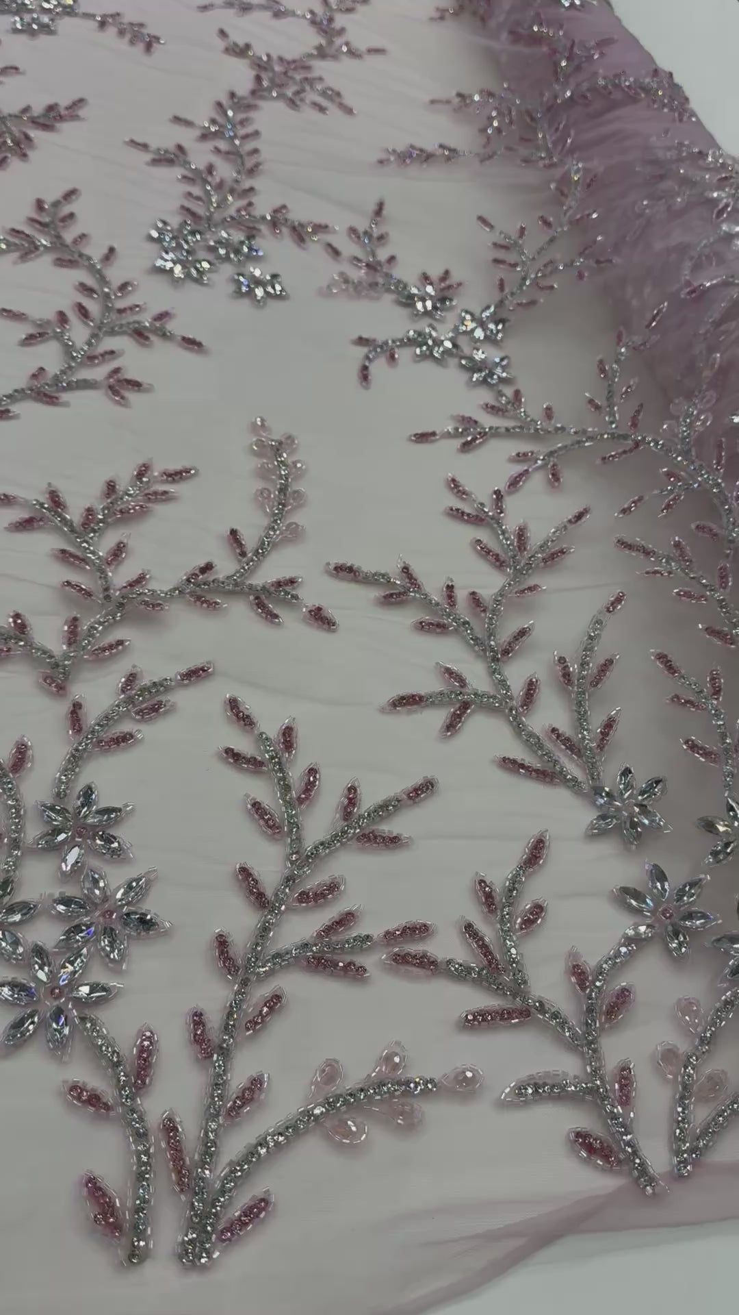 Încărcați videoclipul: Broderie pe Tul cu Cristale Roz Pudra  – Material pentru Rochii de Ocazie, 140 cm/la metru J1 3382