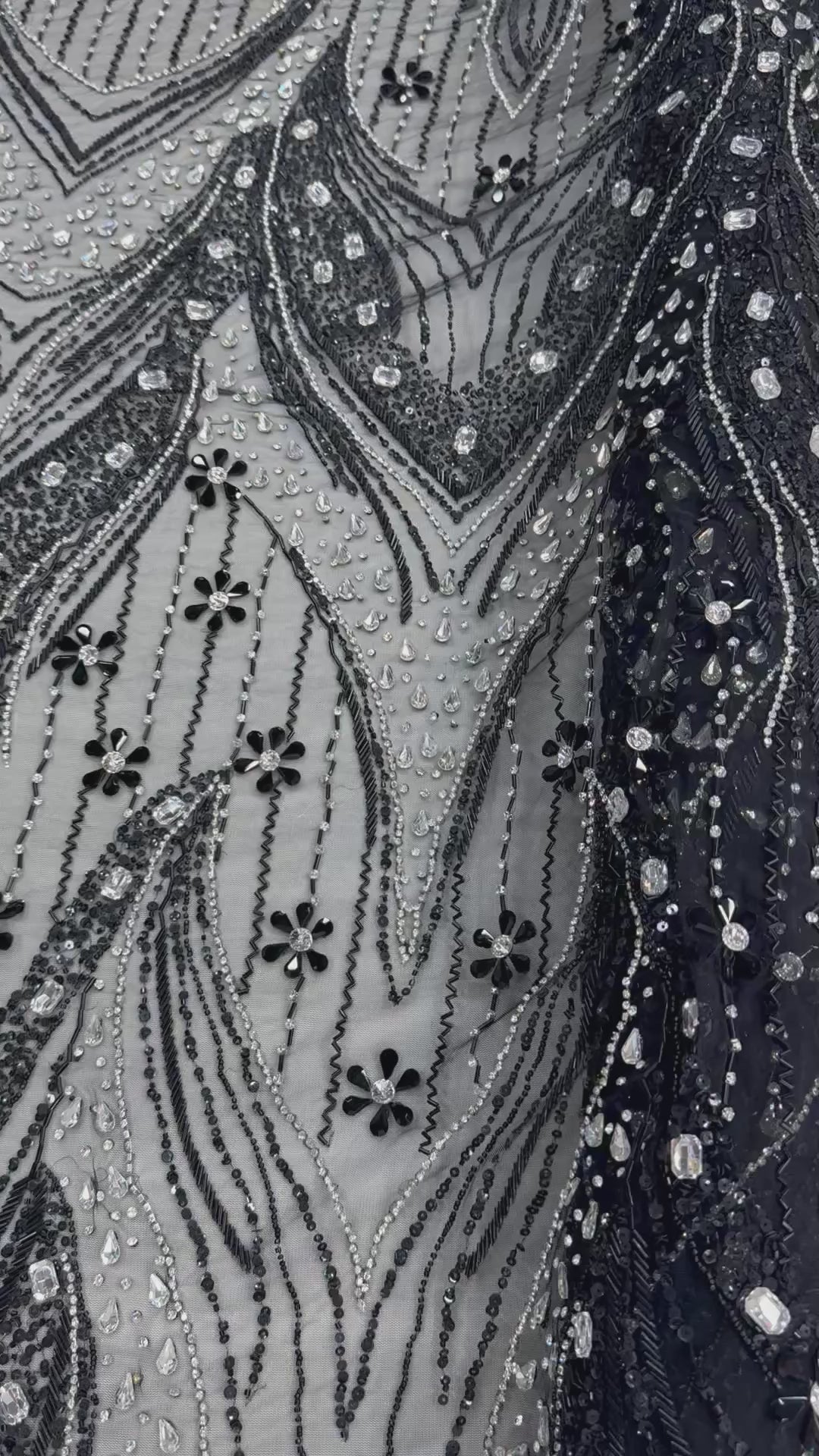 Încărcați videoclipul: Broderie Luxury pe tul negru Model SJT 1375, 140 cm, cu cristale transparente si aplicatii florale 3D/la metru